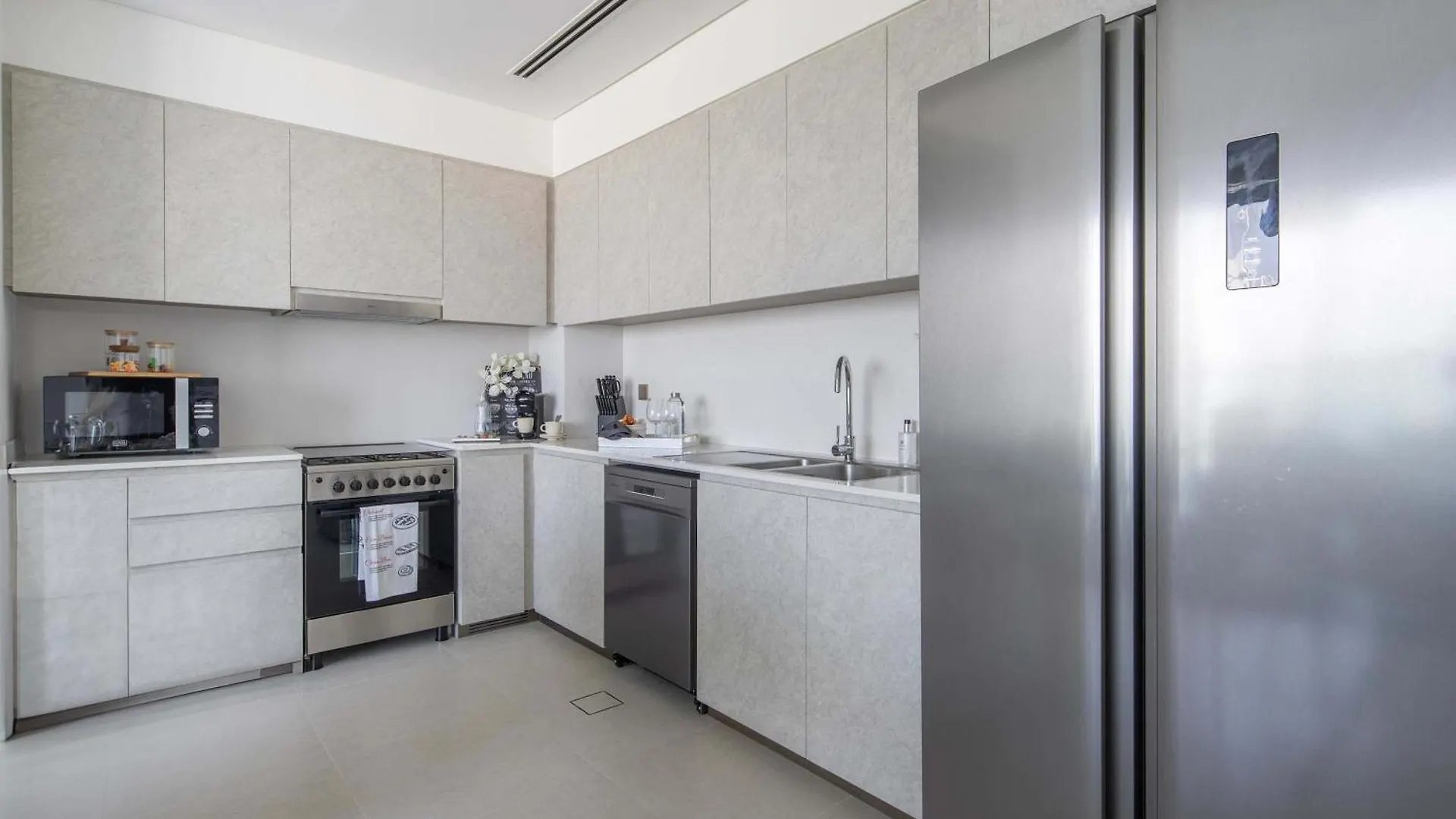 Frank Porter - Grande Signature Residences Dubai United Arab Emirates